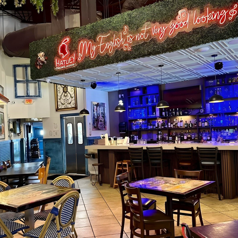 Welcome to Cafe Mi Vitrola 🍸